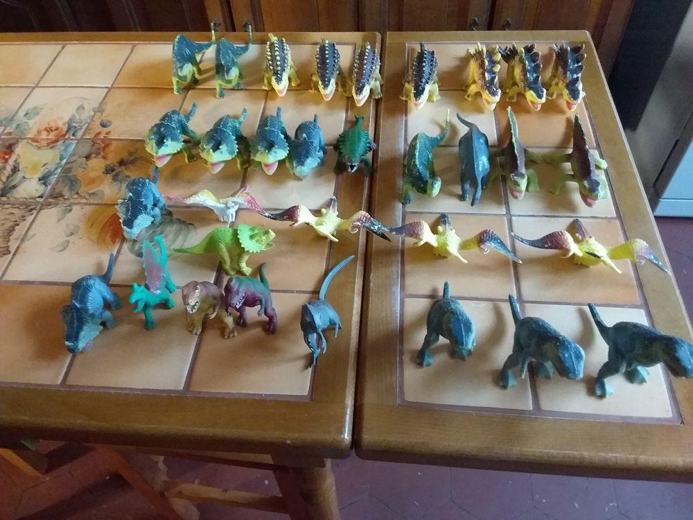 LOT DES 32 ANIMAUX PR&Eacute;HISTORIQUES EN R&Eacute;SINE Jeux / jouets