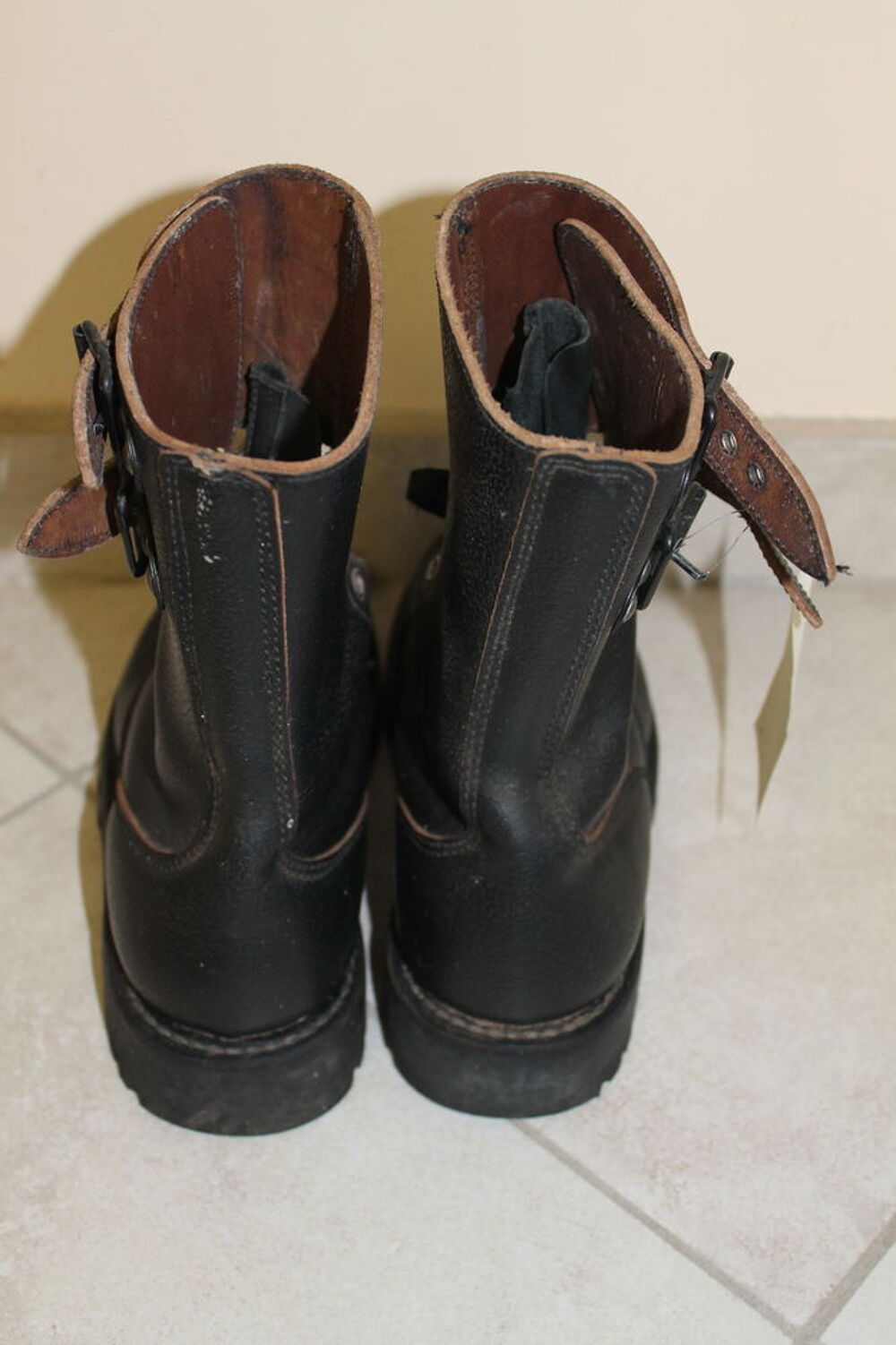 UNE PAIRE DE RANGERS FEMME MODELE DE L'ARMEE FRANCAISE Chaussures
