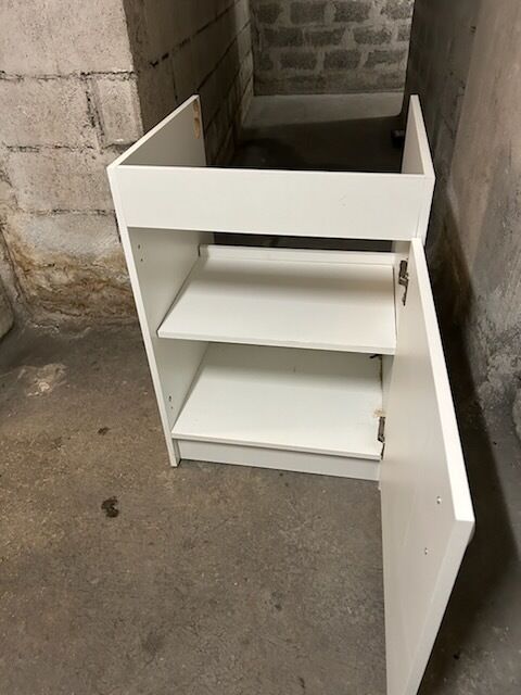 Meuble bas blanc avec porte et étagères Nice (06)