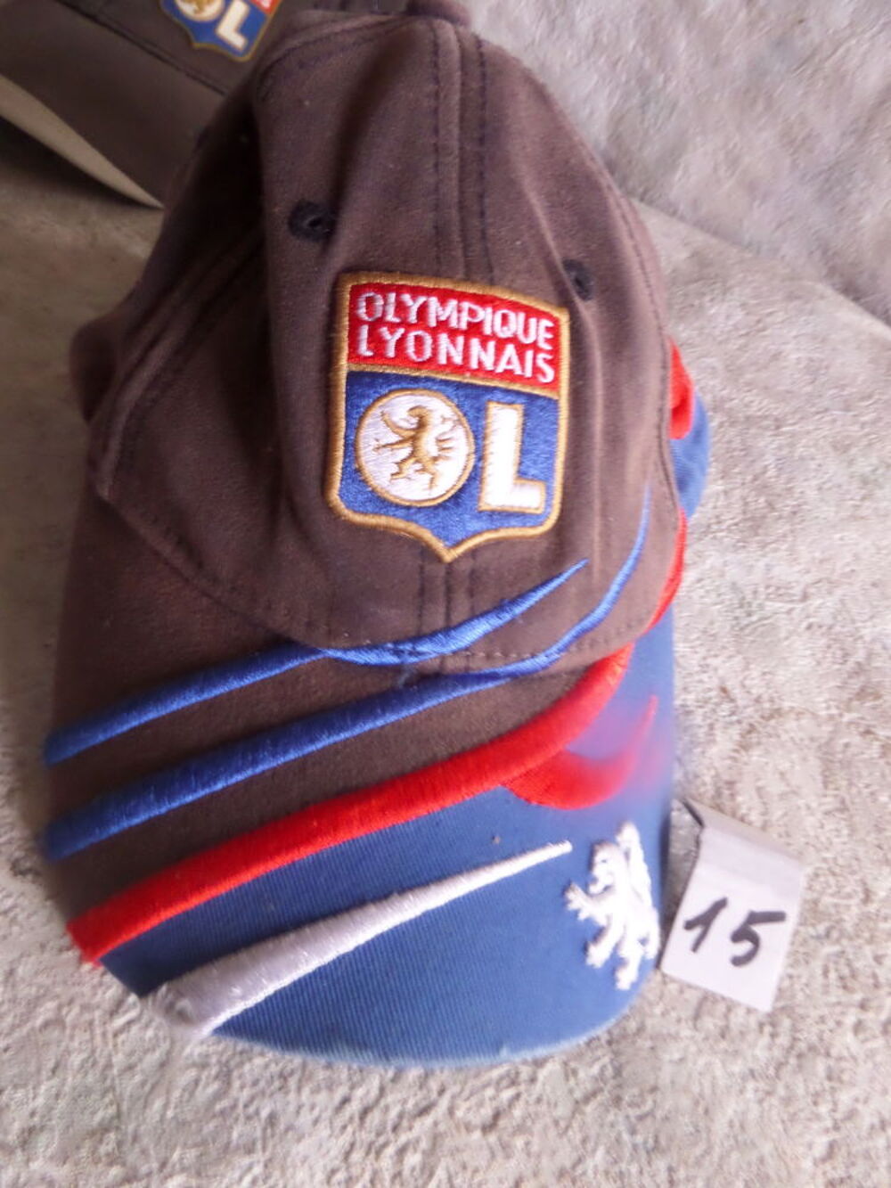 3 casquettes de L OLYMPIQUE LYONNAIS Sports
