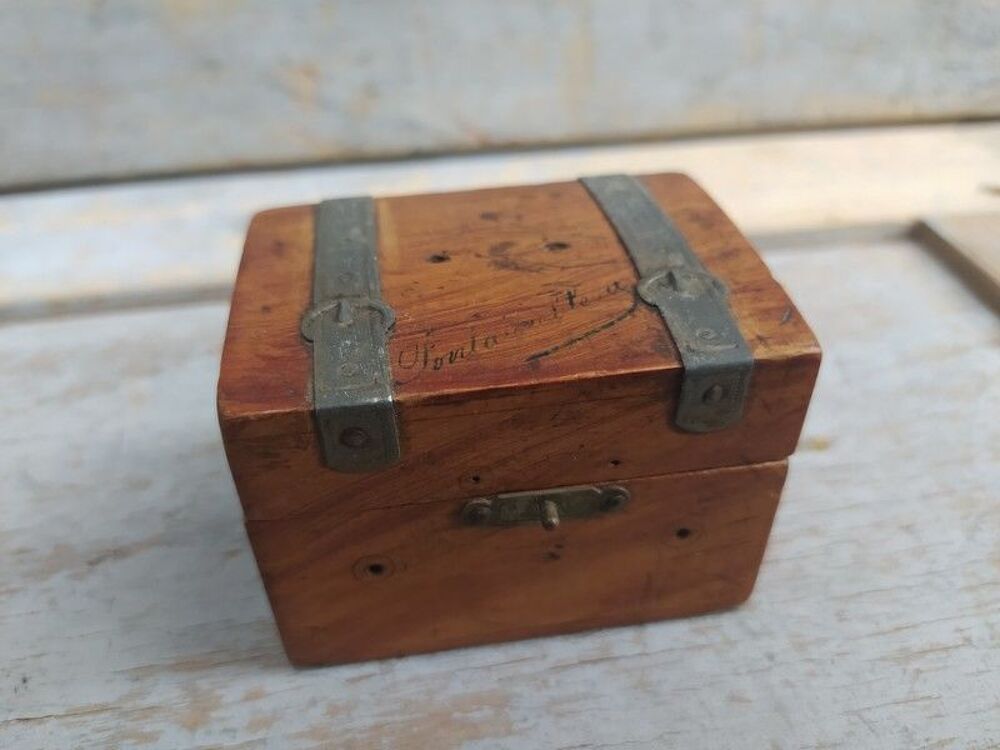 Ancienne Boite &agrave; Timbres Malle Bois Fontainebleau 