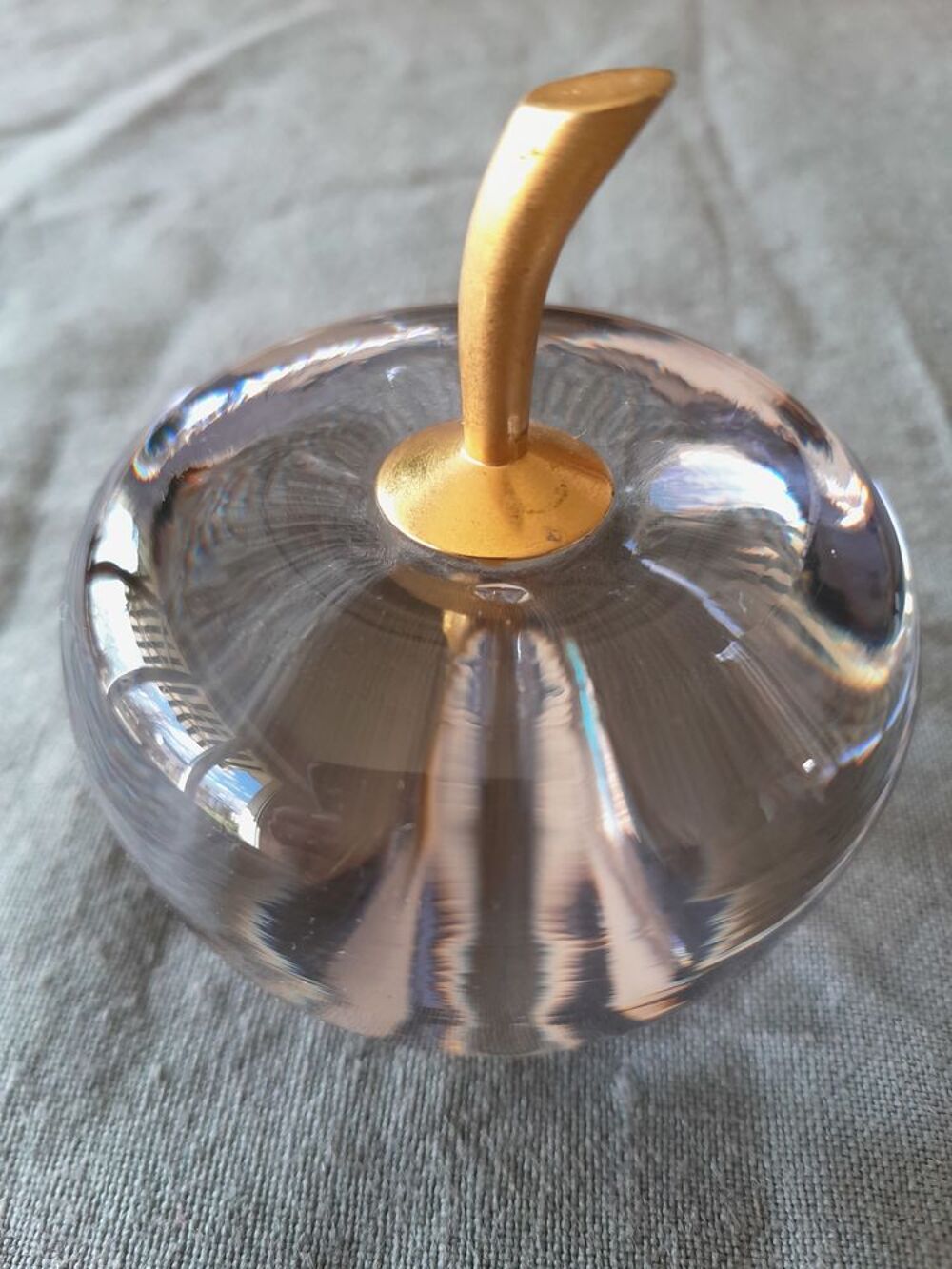 Pomme en cristal avec tige plaqu&eacute;e or Décoration