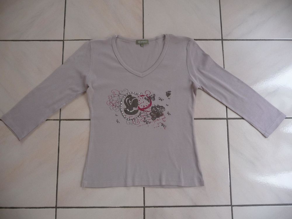 Tee-shirt gris clair motif baroque Taille M Vêtements