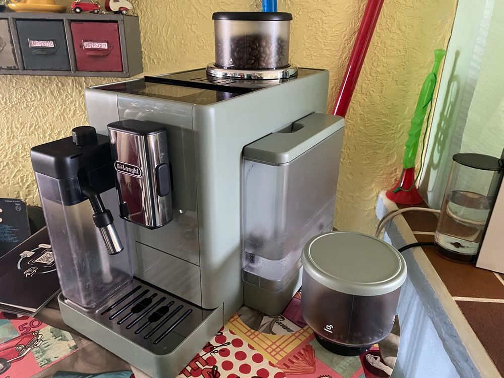 Machine &agrave; caf&eacute; DeLonghi Rivelia Electroménager