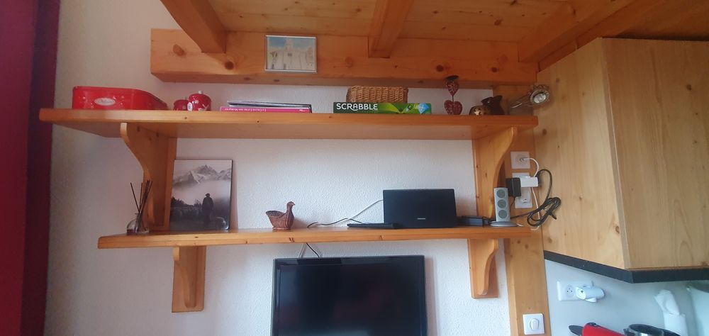 Etag&egrave;res en pin Meubles