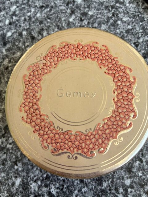 Poudrier Gemey avec reste de poudre. Ann�es 50-60 15 Urville-Nacqueville (50)