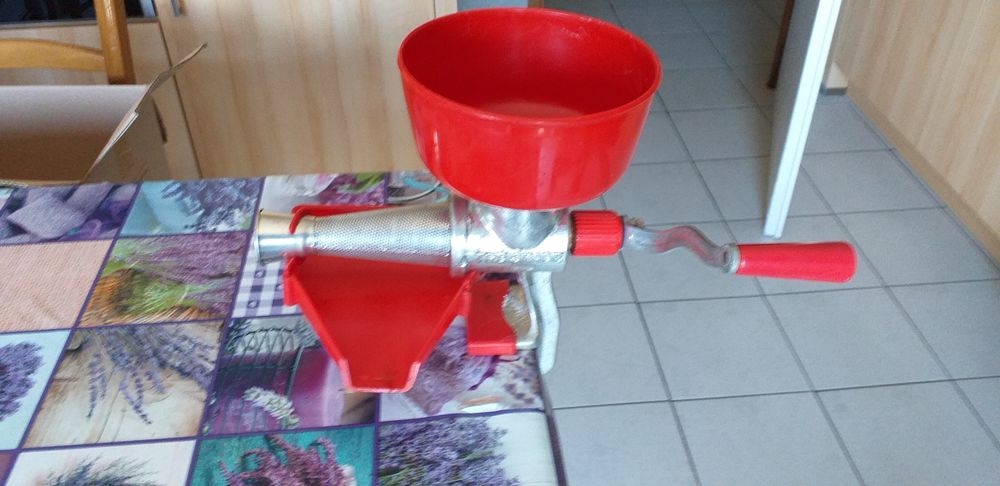 &Eacute;p&eacute;pineuse presse tomate Jardin