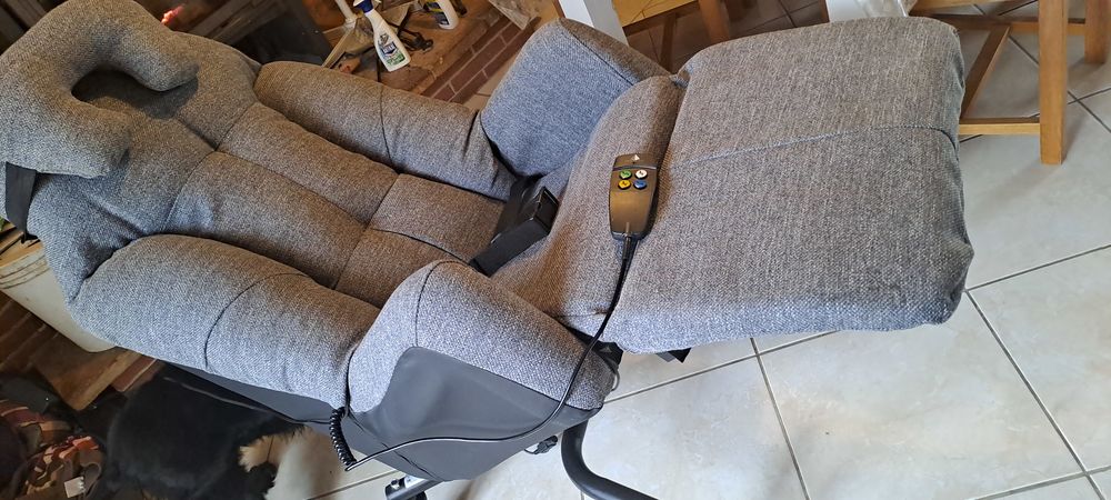 Fauteuil neuf &eacute;lectrique avec t&eacute;l&eacute;commande Meubles