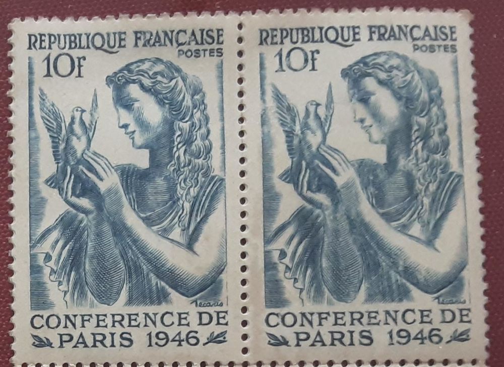 2 TIMBRES &agrave; collection conf&eacute;rence de PARIS 1946 10F 
