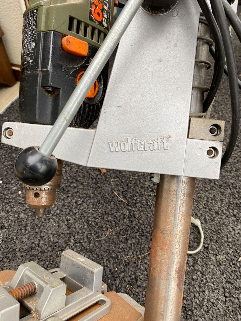 Colonne de per&ccedil;age avec &eacute;tau et perceuse. Bricolage
