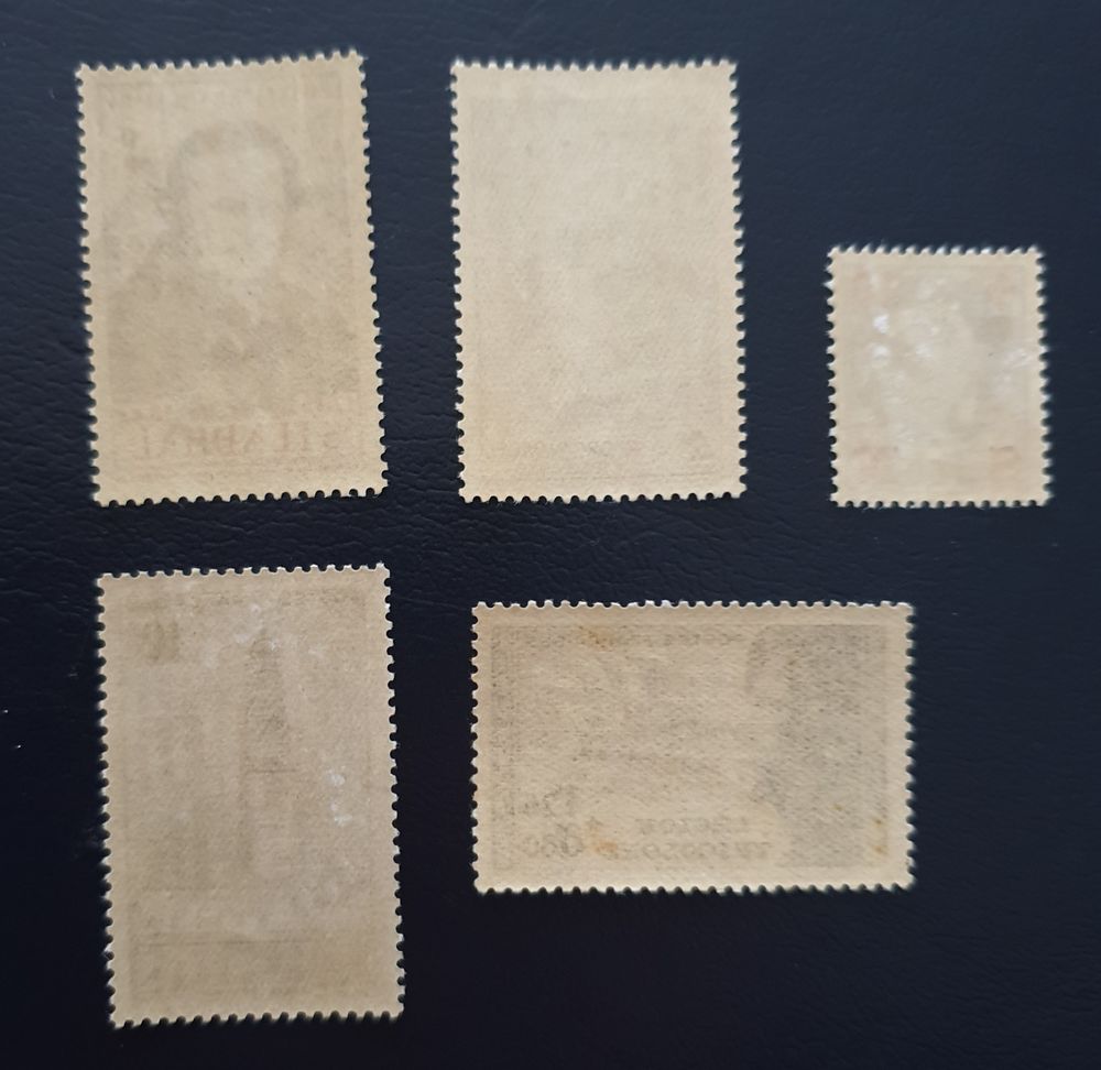 Entre 550 et 567 timbres avec charni&egrave;res 