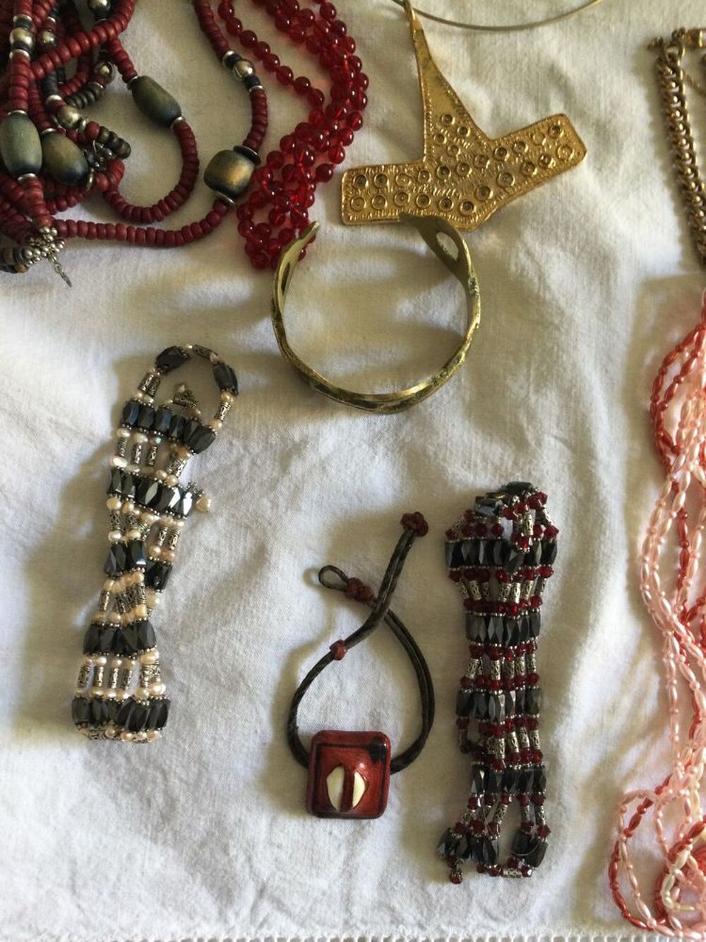 lot de divers colliers / sautoirs fantaisies Bijoux et montres