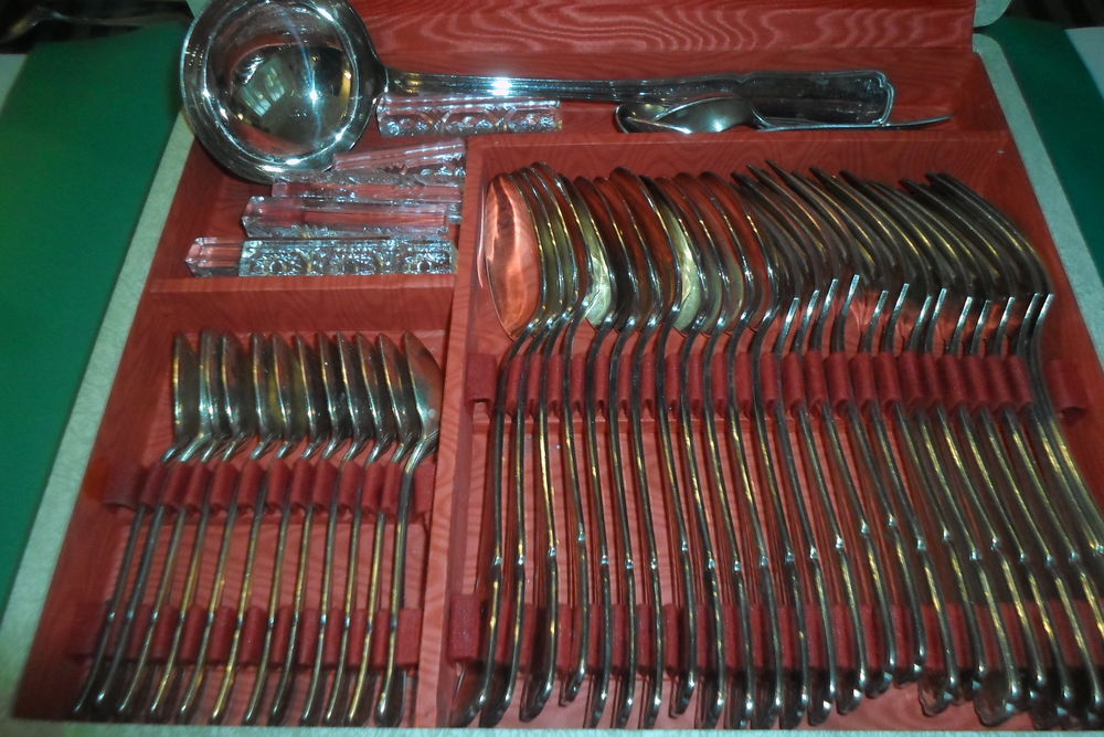 superbe menagere argent 61 couverts 
POINCON 84 +ECU CROI
Cuisine