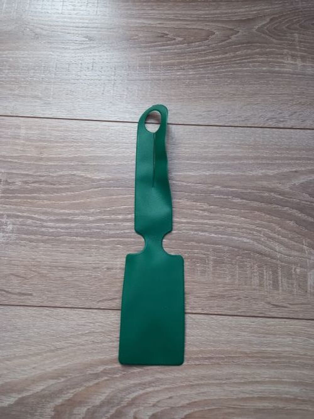 Un porte &eacute;tiquette pour bagage en pvc Maroquinerie