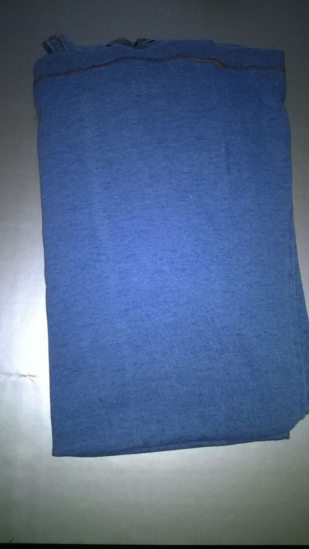 T shirt homme 
Bleu ciel 
Marque MANGO 
Taille M 
Bon et Vêtements