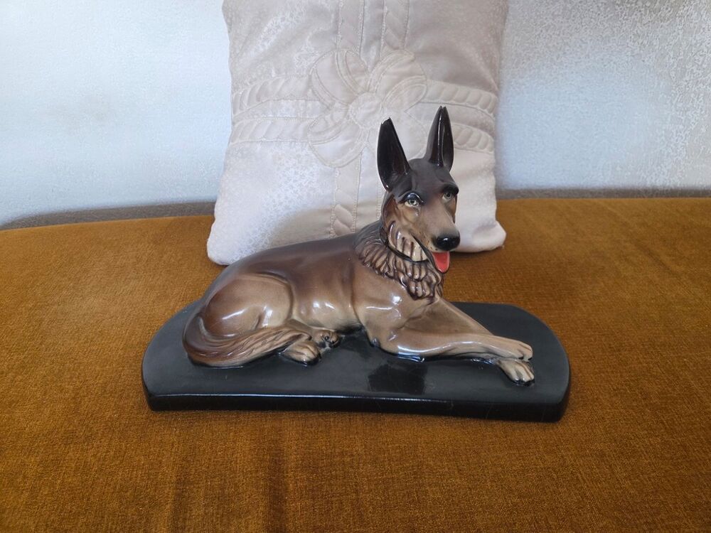 CHIEN ASSIS Décoration