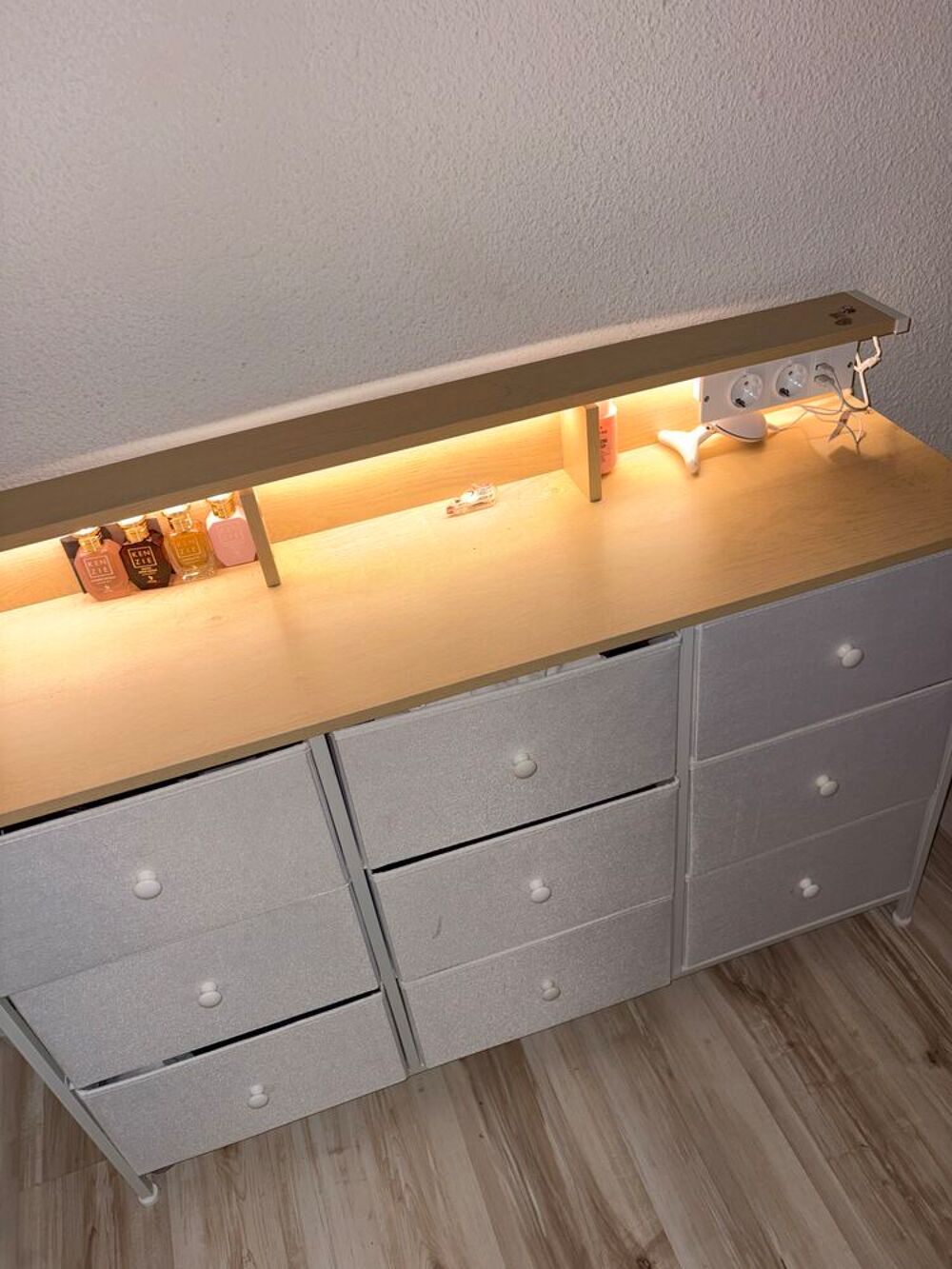 Meuble de Rangement avec 9 Tiroirs et Eclairage LED, Multiprise, Meubles