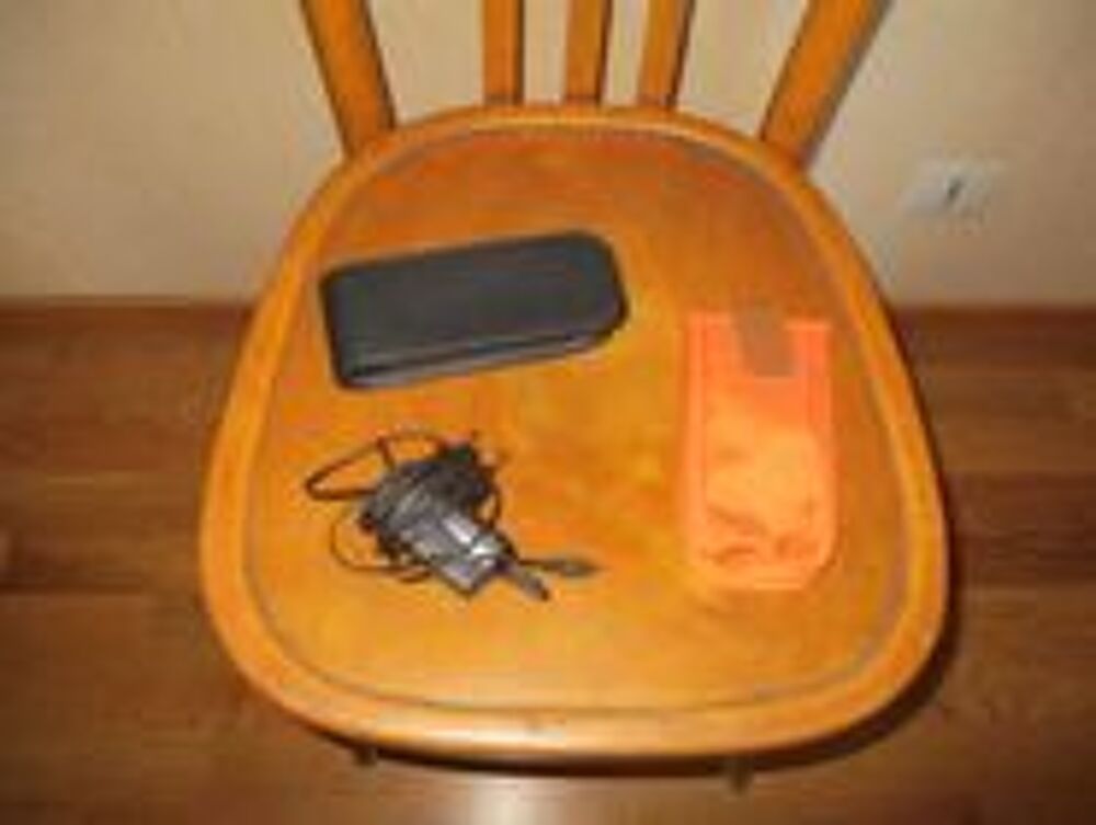 Divers pochettes et chargeur t&eacute;l&eacute;phone Téléphones et tablettes