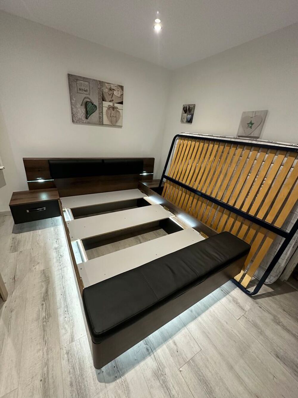 Lit coffre 140x190 Conforama + sommier + matelas Royal Meubles