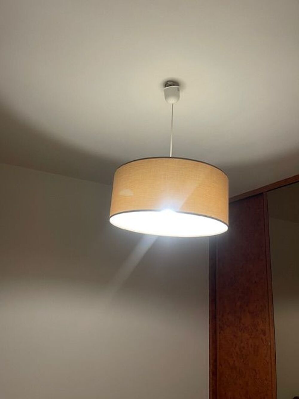 SUSPENSION CONTEMPORAINE EN TISSU LIN BEIGE.
Décoration