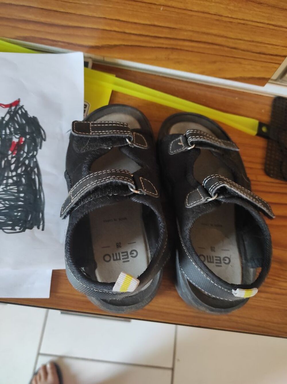 10€ chaussures ouverte taille 28 en cuir Chaussures enfants