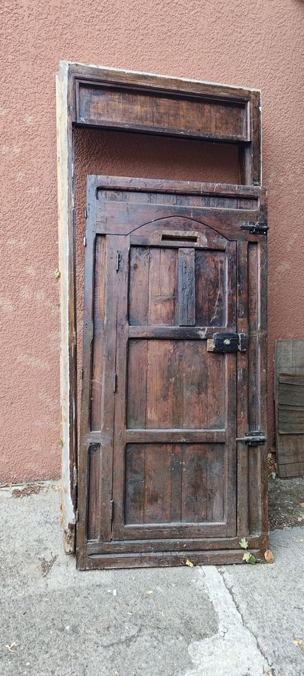 Porte ancienne bois massif clout&eacute;e teinte et vernie. Bricolage