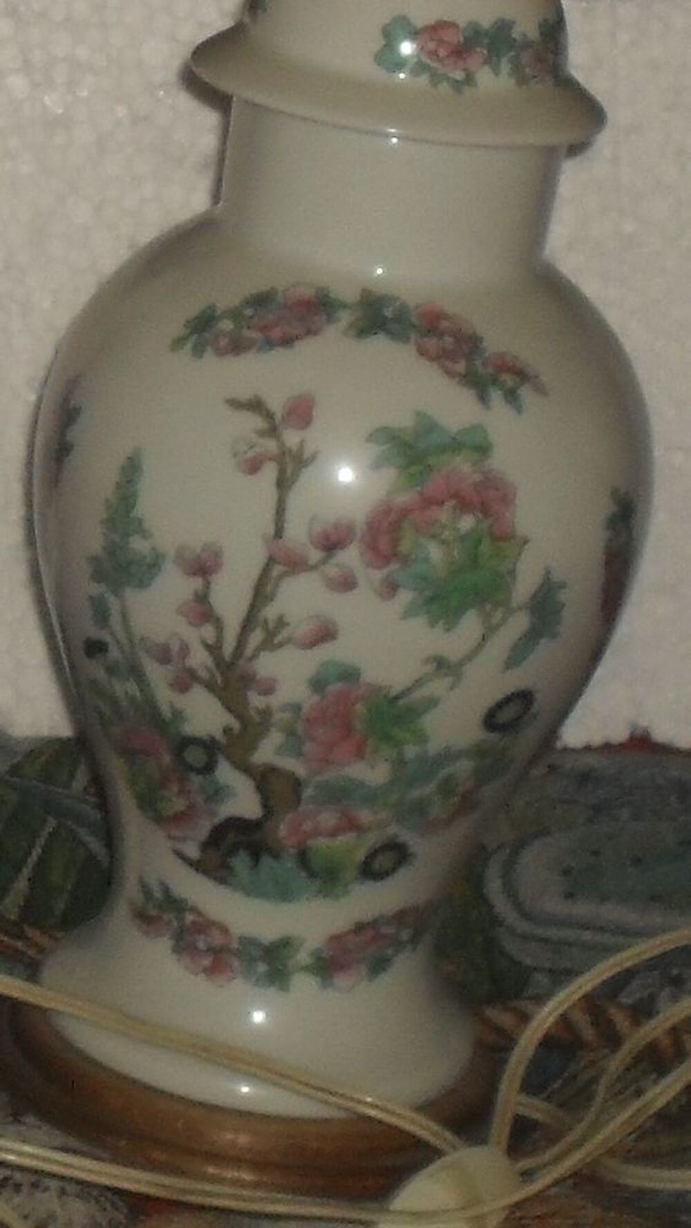 Superbe lampe &eacute;lectrique avec abat jour en porcelaine. Décoration