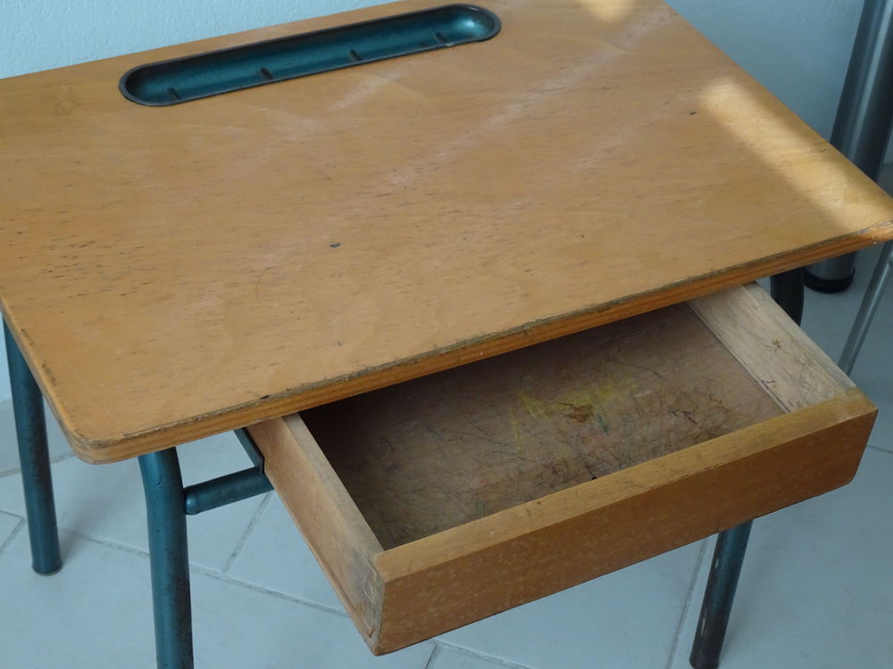 Bureau d'&eacute;colier et sa chaise assortie. Meubles