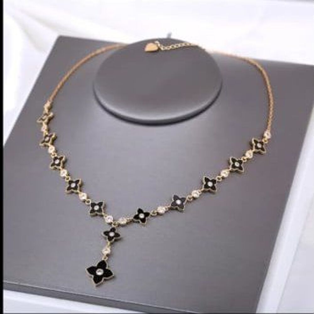 Collier trefles Bijoux et montres