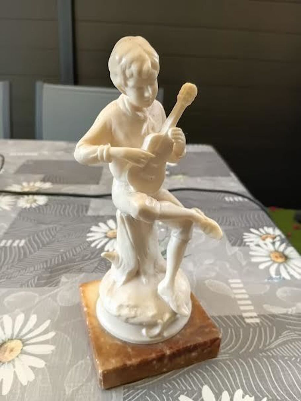 STATUETTE ENFANT JOUANT DE LA GUITARE Décoration