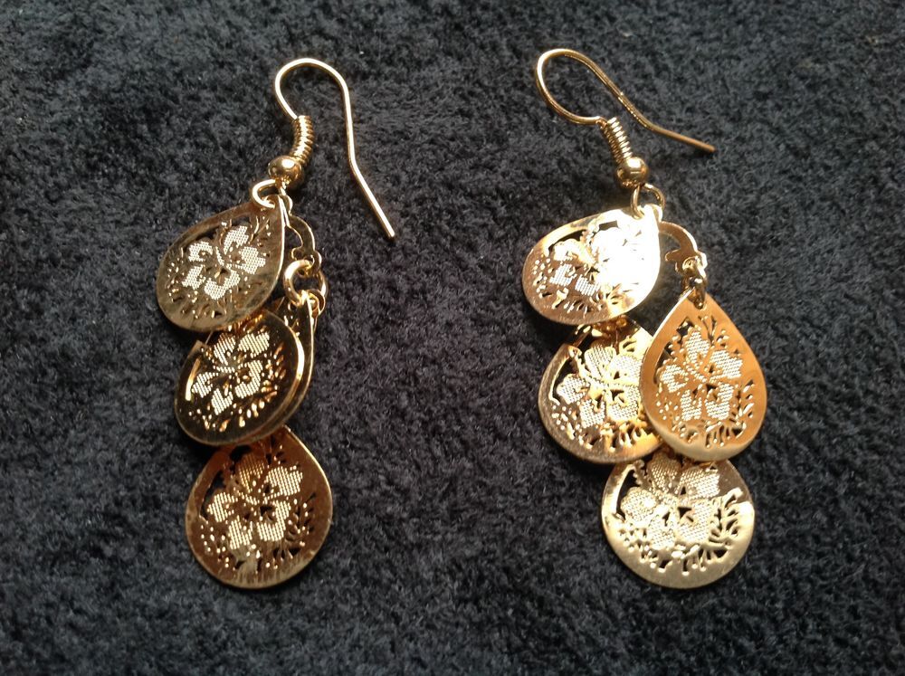 BOUCLES OREILLES DOR&Eacute; GOUTTE FLEURS Envoi Possible
Bijoux et montres