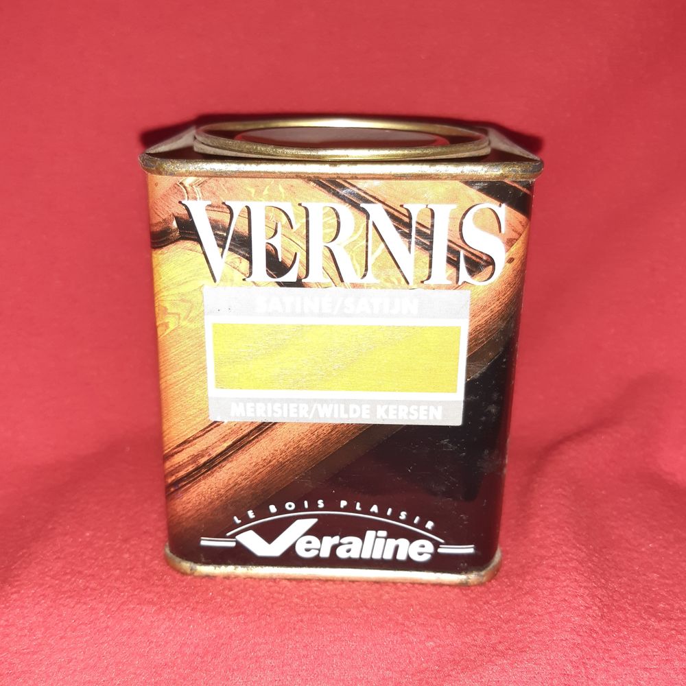 Vernis bois, diff&eacute;rentes teintes et volumes de 10 &agrave; 25 € Bricolage