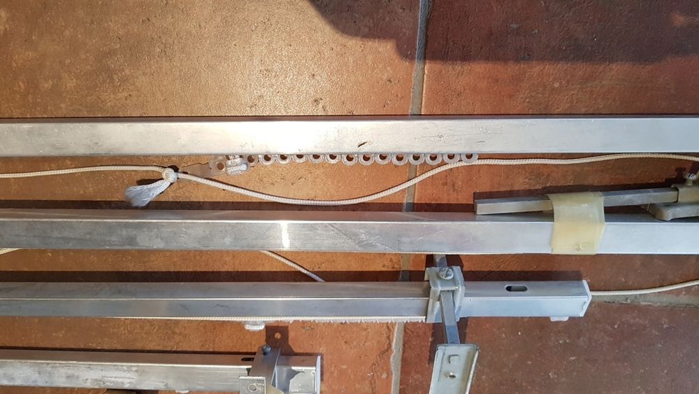 Barre/Tringle inox neuve &agrave; ruflettes d&eacute;placement par ficelle Décoration