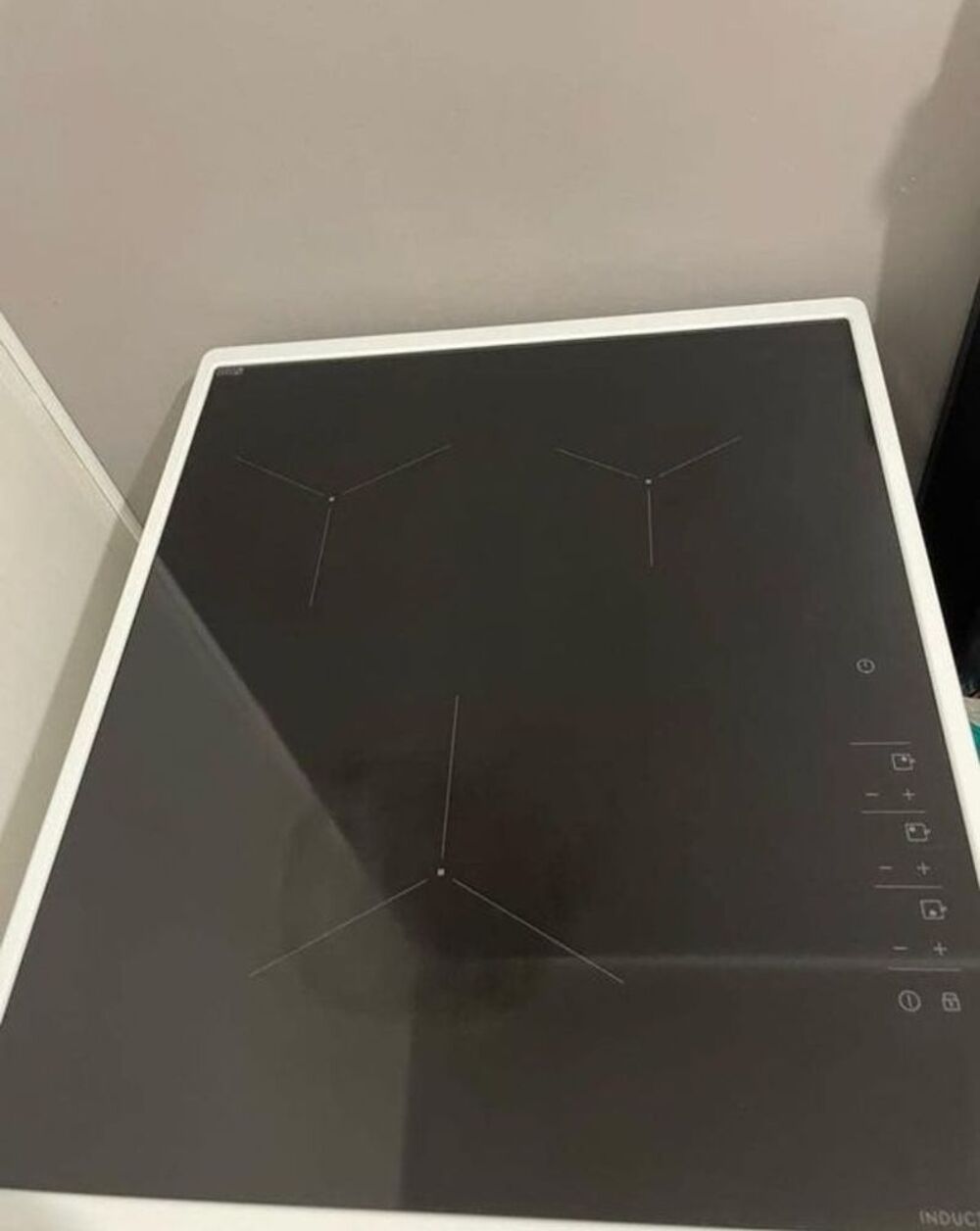 Cuisini&egrave;re Electrolux avec four et plaques vitroc&eacute;ramiques Electroménager