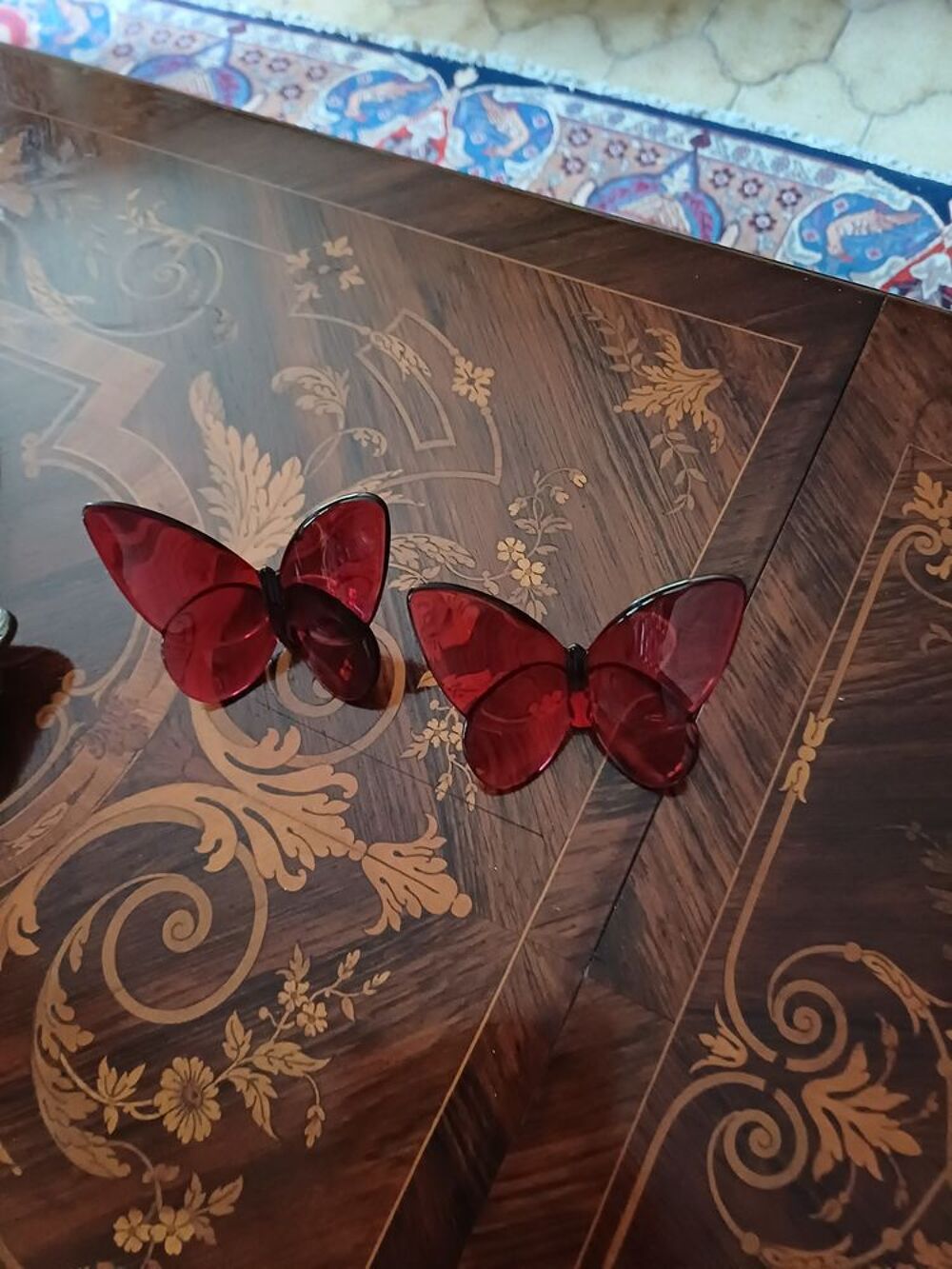 Deux papillons rouge Bacarrat en parfait &eacute;tat 
