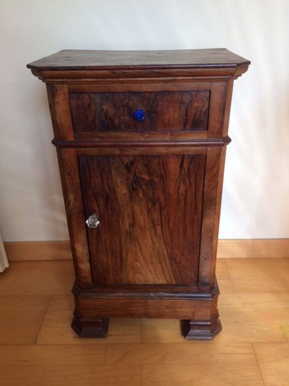 CHEVET / TABLE DE NUIT NOYER URGENT Meubles