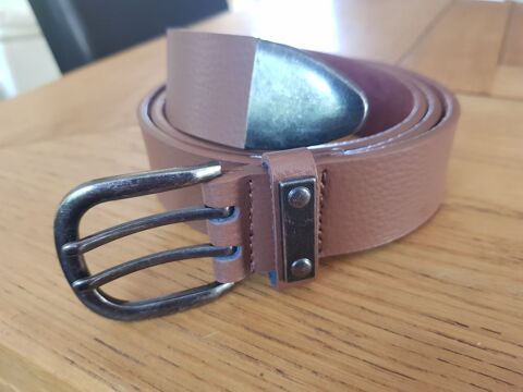Ceinture neuve en cuir . 12 Viroflay (78)
