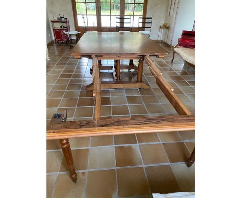 tr&eacute;s grande table en noyer massif Meubles