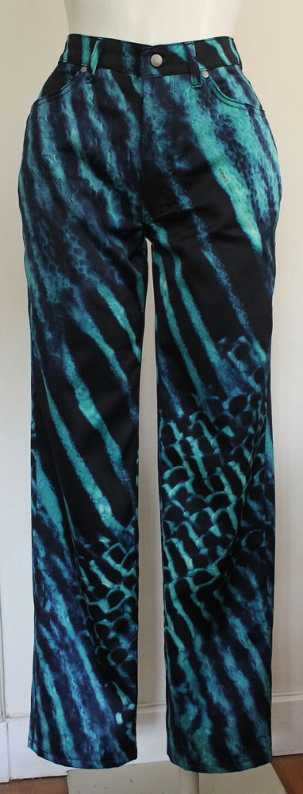 Pantalon z&egrave;bre bleu VERSACE T.29 IT
soit 36/38 max Vêtements