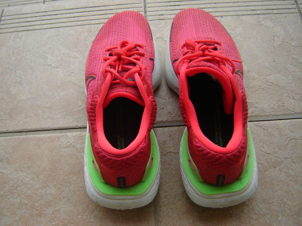1 paire de basket neuve sans &eacute;tiquette marque Nike Easy clea Sports