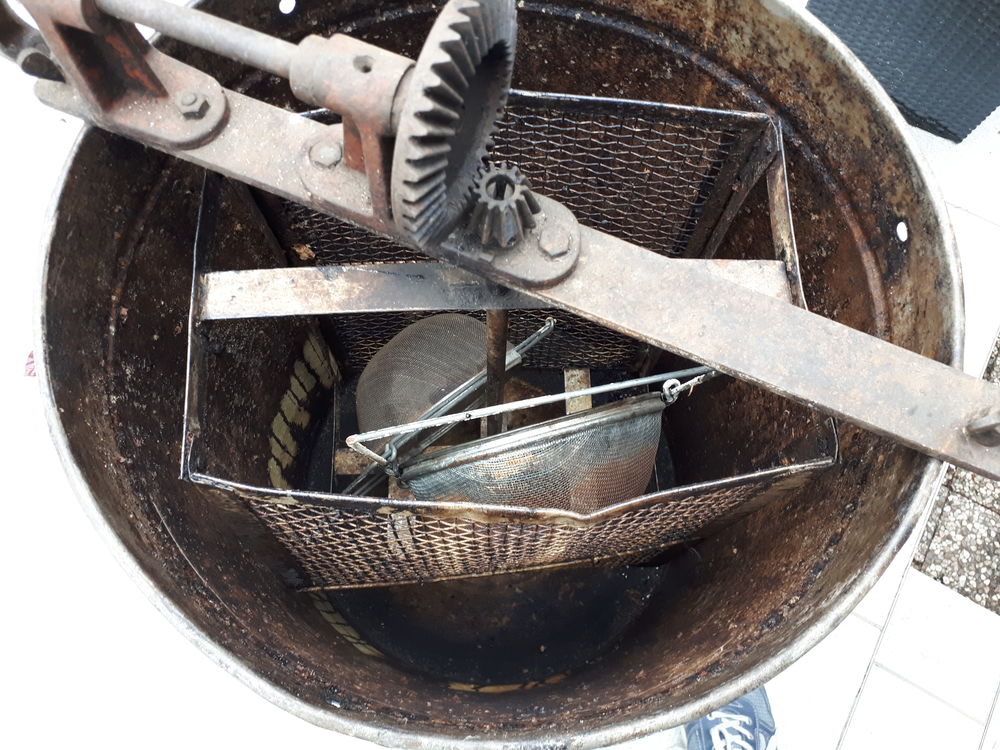 Mat&eacute;riel apicole d'occasion : maturateur, enfumoir Jardin