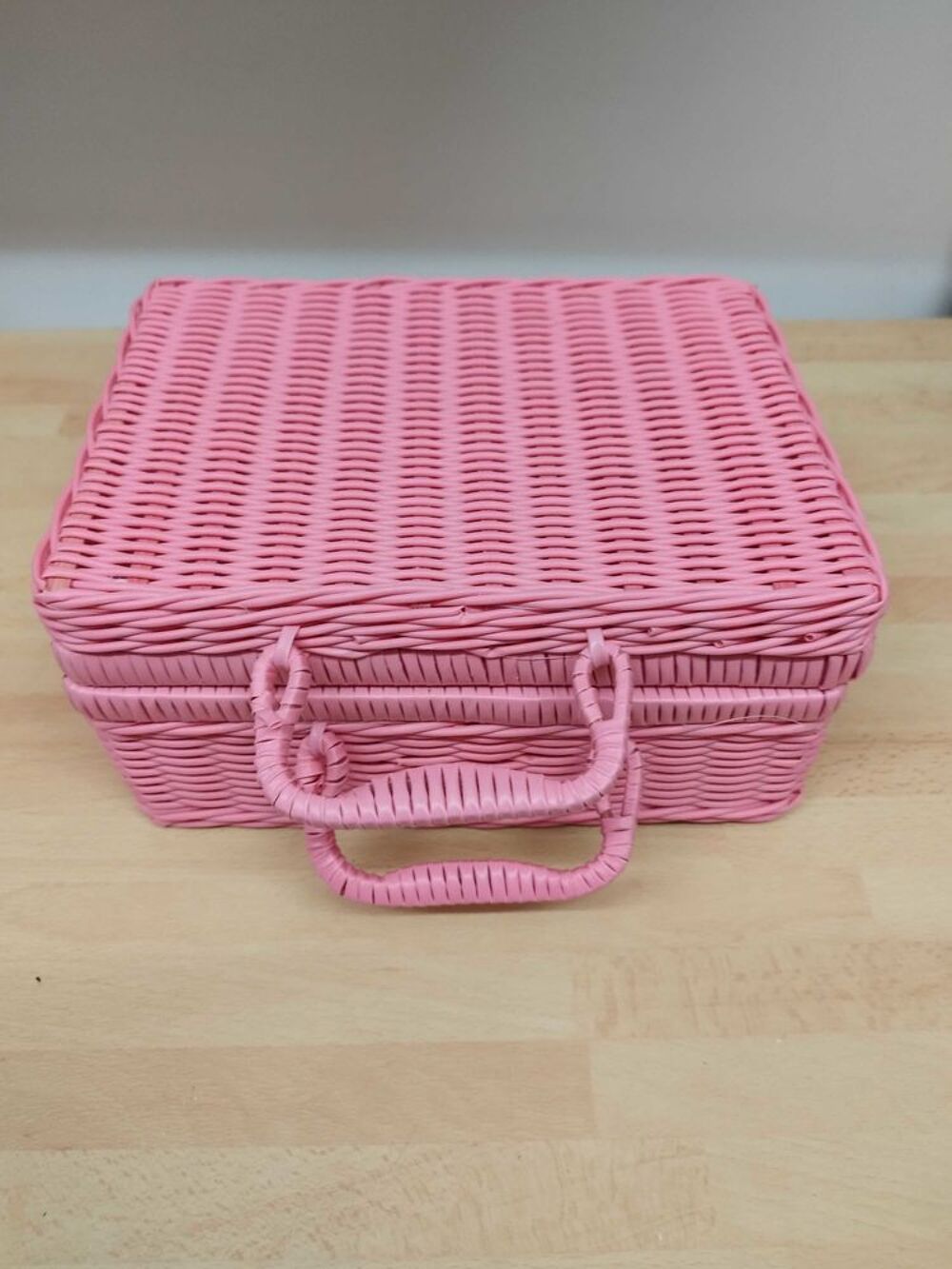 Malette rose en scoubidou
Dimension 25 cm x 18 cm x x 12,5 cm Vêtements
