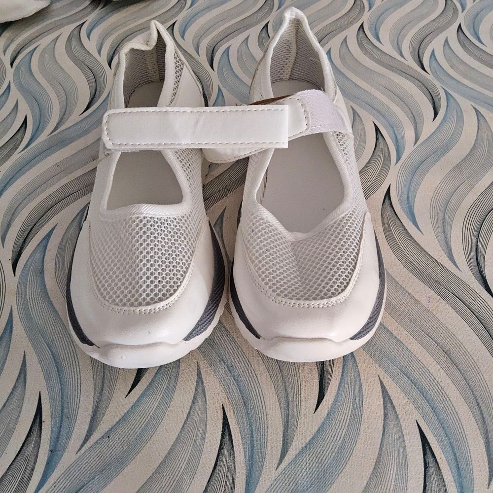 basket &eacute;t&eacute; neuve taille 38 - 1 paire blanche - 1 noir Chaussures