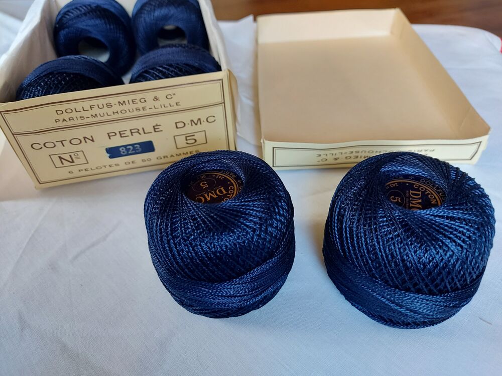 Pelotes de coton perl&eacute; DMC N&deg;5 - Bleu Myrtille 823 Sports
