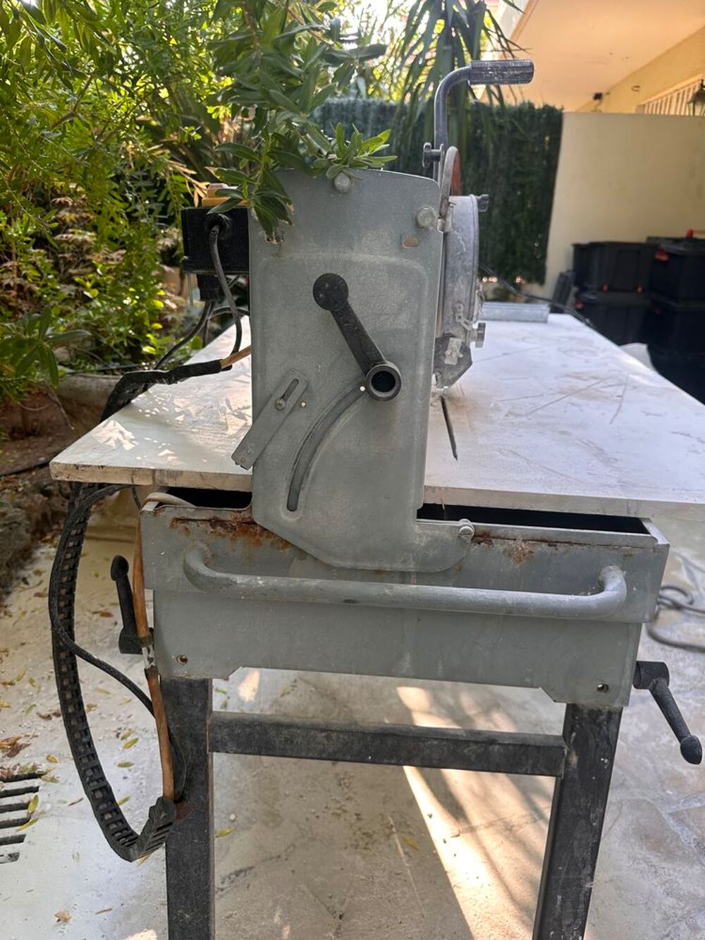   Coupe carrelage sur table petit et grand carreaux 
