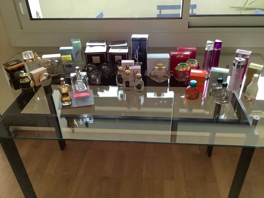 Flacons de parfum vides de grandes marques 