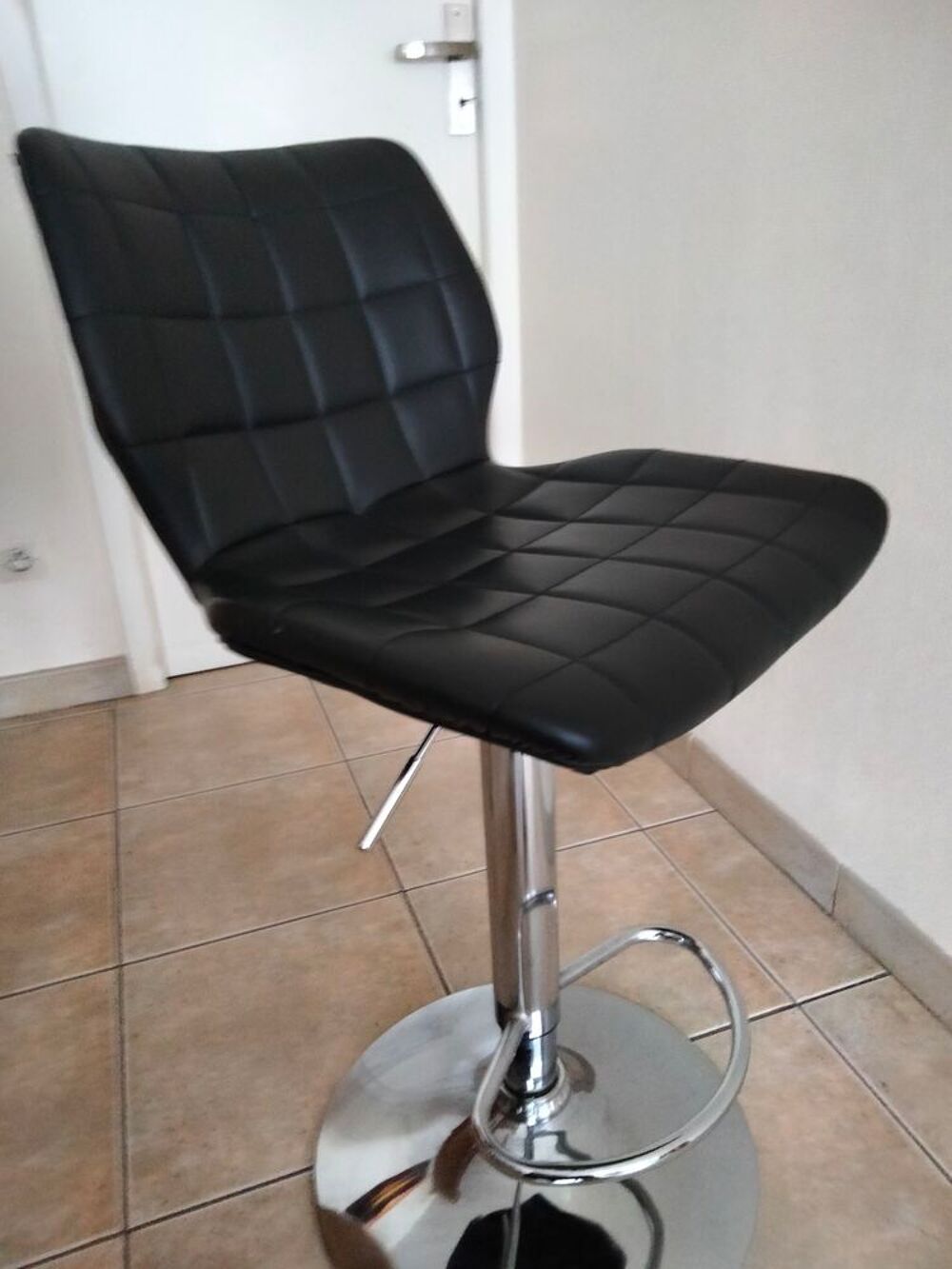Tabouret de bar noir pied chrom&eacute; Meubles