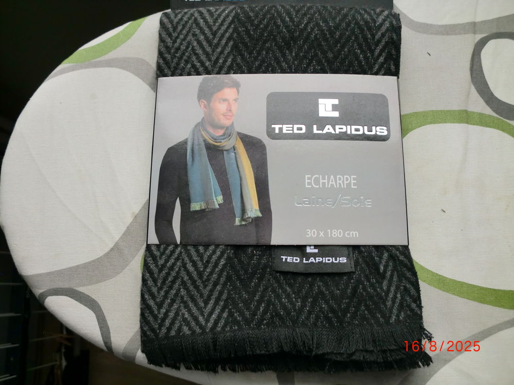 une &eacute;charpe neuve de marque TED LAPIDUS / ELMEDIN Vêtements