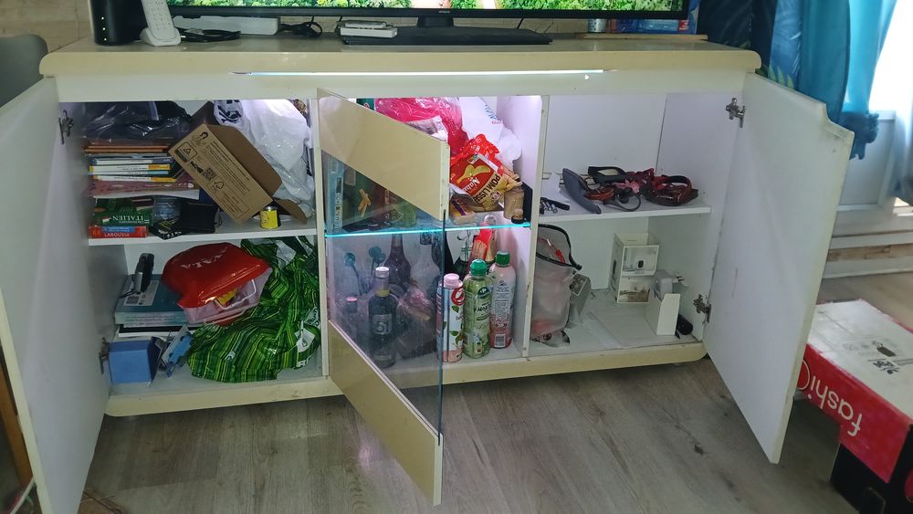 Meuble de rangement vitr&eacute; avec &eacute;clairage Meubles