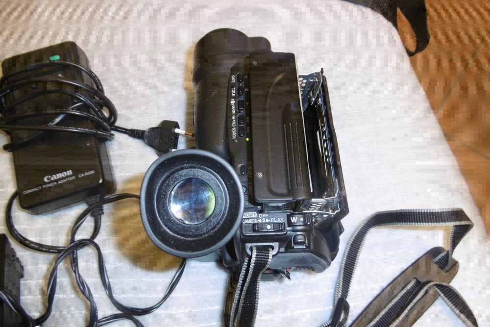 camescope et lecteur vid&eacute;o hi8mm de marque canon Photos/Video/TV